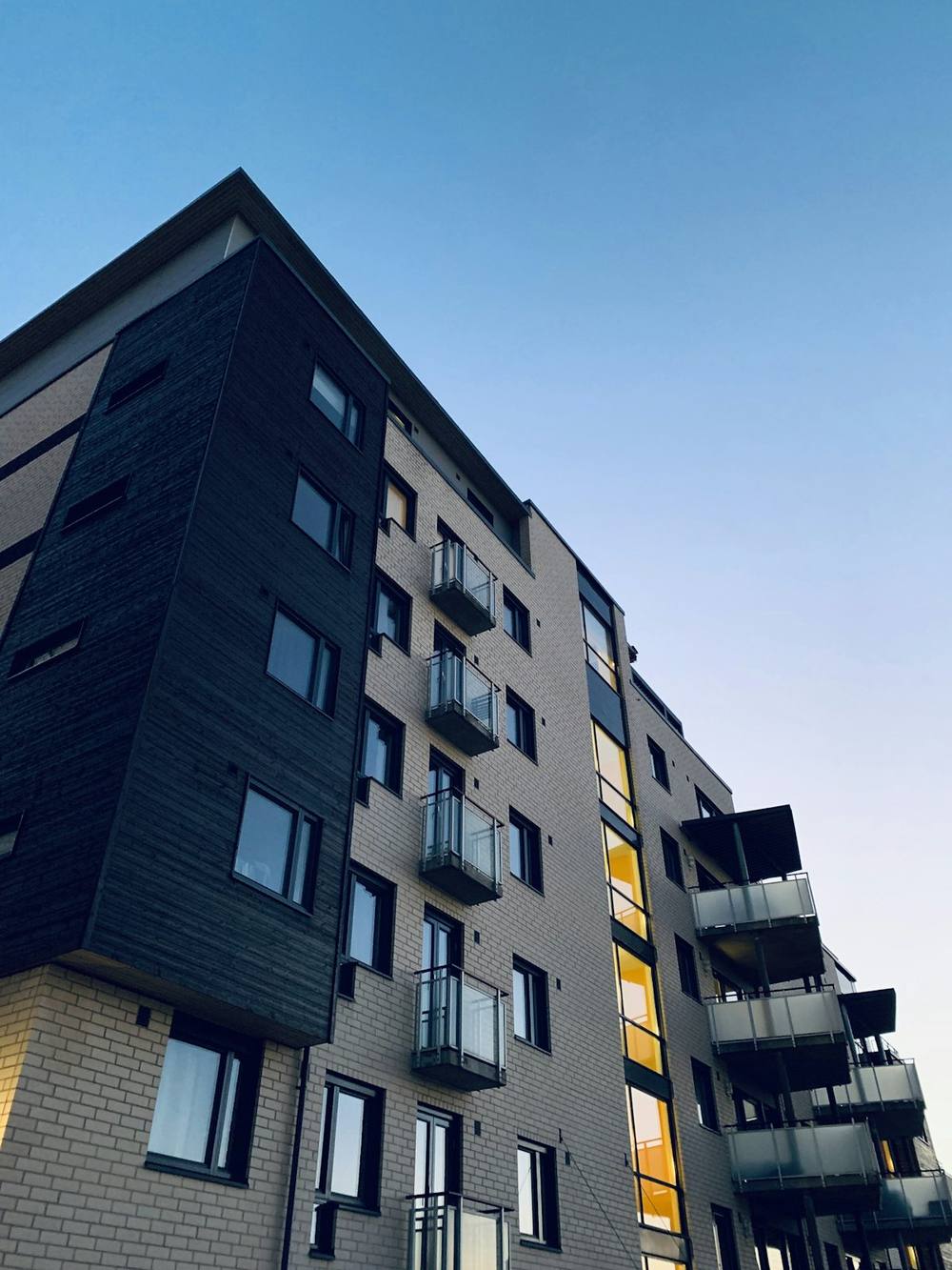 Fachada de um prédio de apartamentos com sacadas, representando um condomínio residencial