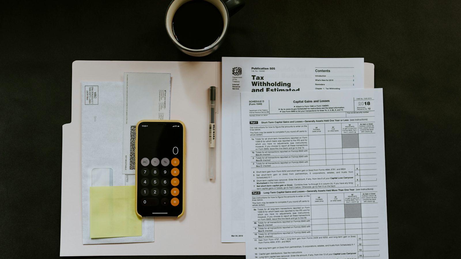 Recibo e nota fiscal impressa sobre uma mesa, ao lado de uma calculadora