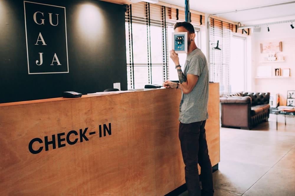 Balcão de check-in de madeira em uma recepção de hospedagem boutique