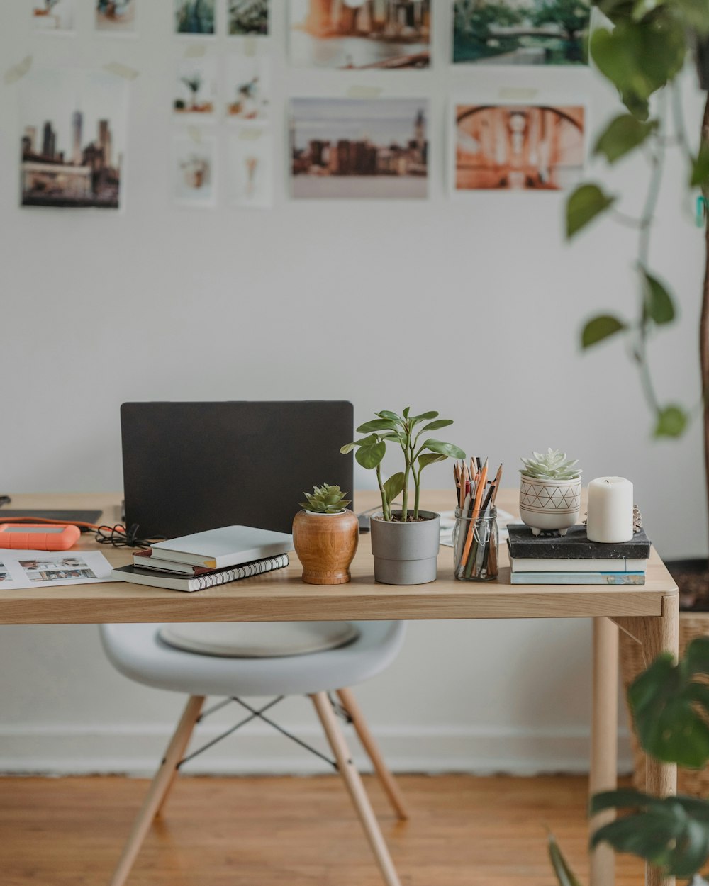 Mesa de trabalho aconchegante com um laptop e plantas